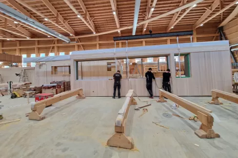 Elementbau Mehrfamilienhaus Bremgarten   Das Element wiegt 2'350 kg Die Länge der Pritsche beträgt 14.5 Meter   Wir hoffen das die Sonne beim Aufrichten auch auf unserer Seite ist💪😊