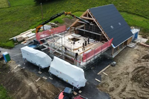 Wir sind stolz darauf, die Elemente für diesen beeindruckenden Ersatzneubau hergestellt und das Aufrichten durchgeführt zu haben. Bei Truberholz AG stehen Qualität, Nachhaltigkeit und Innovation an erster Stelle. Unsere Expertise im Bereich Holzbau ermöglicht es uns, moderne und energieeffiziente Wohnlösungen zu schaffen.