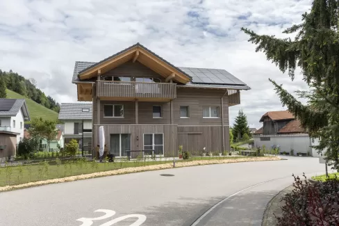 Nachhaltigkeit und Wohngesundheit sind für uns keine leeren Worte. Unser neuestes Mehrfamilienhaus zeigt, wie sich umweltfreundliches Bauen und modernster Wohnkomfort vereinen lassen. Truberholz, ein regionales und nachhaltiges Baumaterial, bietet zahlreiche Vorteile:  Umweltfreundlich: Truberholz ist regional und nachhaltig. Wohngesund: Holz schafft ein gesundes Raumklima. Effizient: Holz ist ein natürlicher Dämmstoff und hilft, Energie zu sparen. Individuell: Jedes Haus ist ein Unikat.