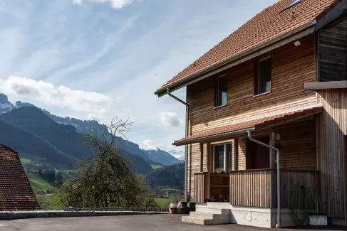 Bei Truberholz AG sind wir stolz darauf, ein weiteres einzigartiges Wohnprojekt erfolgreich abgeschlossen zu haben! ✨  Dieses Neubauprojekt beeindruckt durch seine massiven, natürlichen Holzstämme, die dem Haus nicht nur Stabilität und Struktur verleihen, sondern auch einen warmen, einladenden Charakter schaffen. 🪵  Die imposanten Stämme, die das Herzstück des Designs bilden, bringen die Natur direkt ins Haus und sorgen für eine unverwechselbare Atmosphäre. Durch die sorgfältige Verarbeitung von lokalem Ho