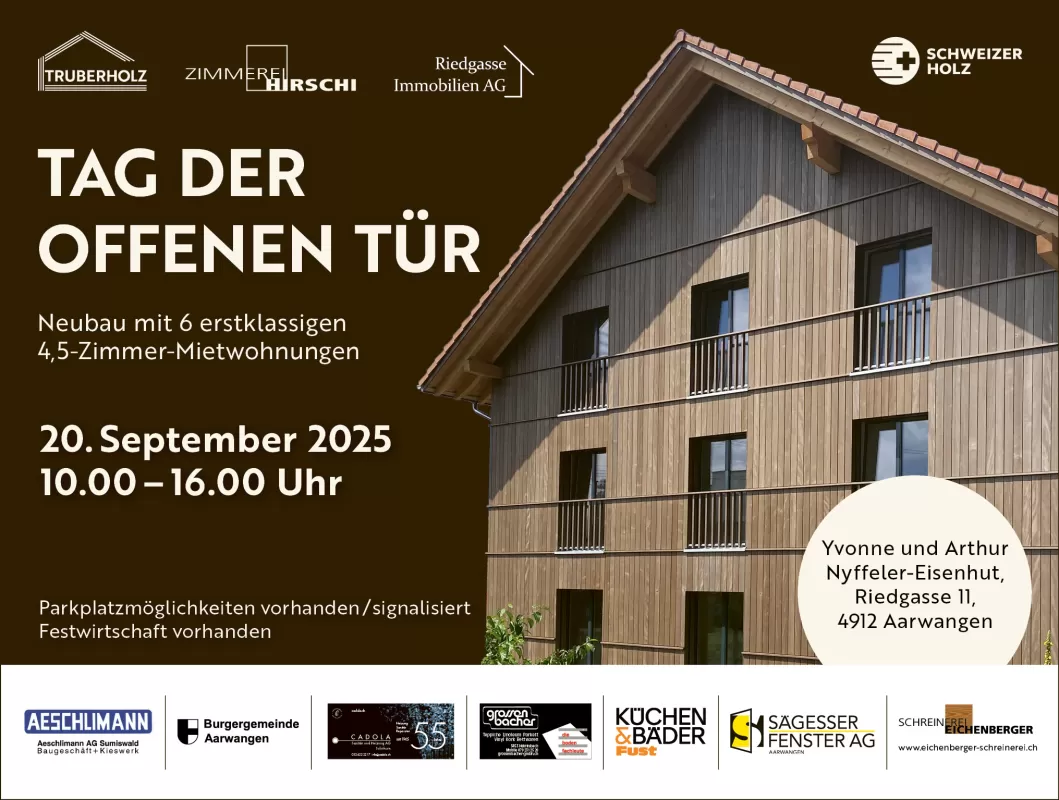 Plakat zum Tag der offenen Tür am 20. September 2025 von 10:00 bis 16:00 Uhr in Aarwangen. Thema: Neubau mit 6 erstklassigen 4,5-Zimmer-Mietwohnungen. Abgebildet ist ein modernes Holz-Mehrfamilienhaus mit Holzfassade und Balkonen. Veranstaltungsort: Yvonne und Arthur Nyffeler-Eisenhut, Riedgasse 11, 4912 Aarwangen. Hinweis: Parkplätze signalisiert, Festwirtschaft vorhanden. Logos der beteiligten Partnerfirmen unten, darunter Aeschlimann AG, Burgergemeinde Aarwangen, Küchen & Bäder Fust, Sägesser Fenster AG,