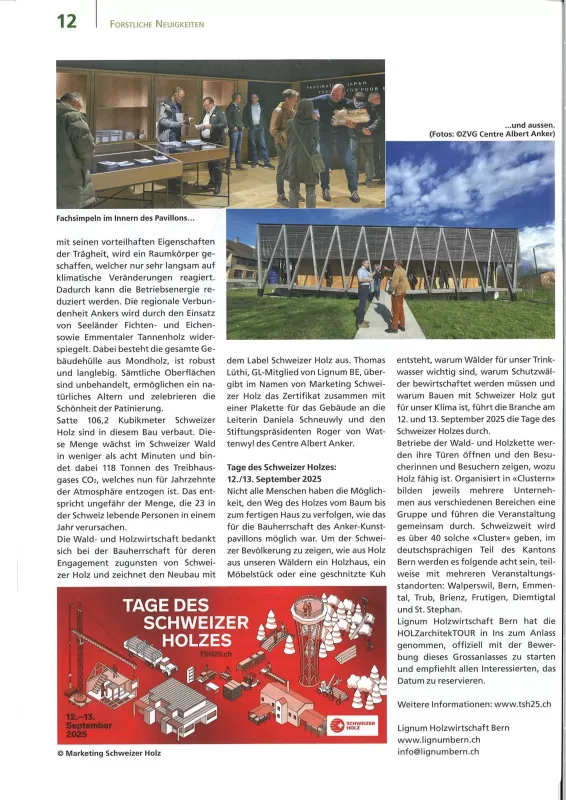 Magazinseite mit dem Titel „Label Schweizer Holz für den Neubau Kunstpavillon Centre Albert Anker, Ins“. Zu sehen ist ein Artikel mit Text und zwei Fotos: Das obere Bild zeigt eine Präsentation vor Publikum mit einem Redner im Holzpavillon, das untere Foto zeigt vier Personen, die sich über Dokumente zum Thema „Schweizer Holz“ informieren. Der Artikel beschreibt die Auszeichnung des Neubaus mit dem Label Schweizer Holz und die Veranstaltung im Rahmen der HOLZarchitekTOUR.