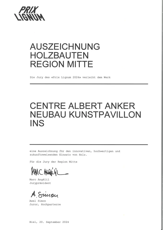 Urkunde des „Prix Lignum 2024“: Die Jury der Region Mitte verleiht dem Werk „Centre Albert Anker, Neubau Kunstpavillon, Ins“ eine Auszeichnung für den innovativen, hochwertigen und zukunftsweisenden Einsatz von Holz. Unterzeichnet von Marc Angélil (Jurypräsident) und Axel Simon (Juror, Hochparterre). Biel, 20. September 2024.