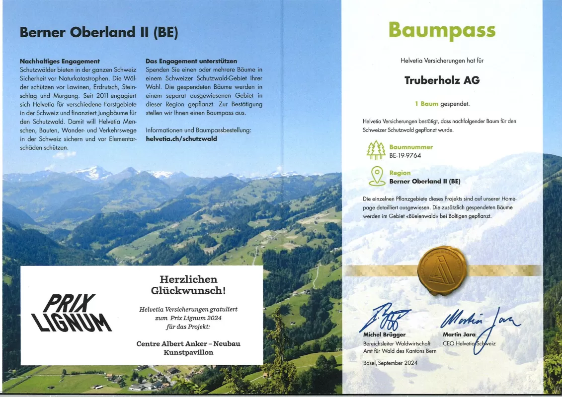 Zertifikat „Baumpass“ der Helvetia Versicherungen für die Truberholz AG. Darin wird bestätigt, dass ein Baum im Schweizer Schutzwaldgebiet Berner Oberland II (BE) gepflanzt wurde (Baumnummer BE-19-9764). Das Dokument würdigt das nachhaltige Engagement von Truberholz im Zusammenhang mit dem Prix Lignum 2024 für den Neubau des Kunstpavillons Centre Albert Anker in Ins. Unterzeichnet von Michel Brügger (Amt für Wald des Kantons Bern) und Martin Jara (CEO Helvetia Schweiz).