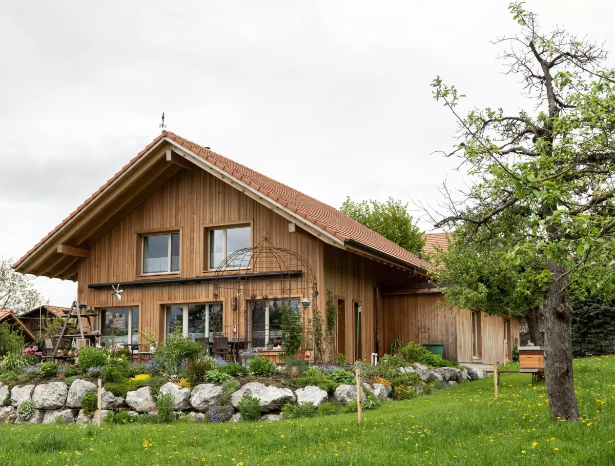 Neubau Stöckli aus Truberholz, Aussenschalung stehend mit Ziegeldach
