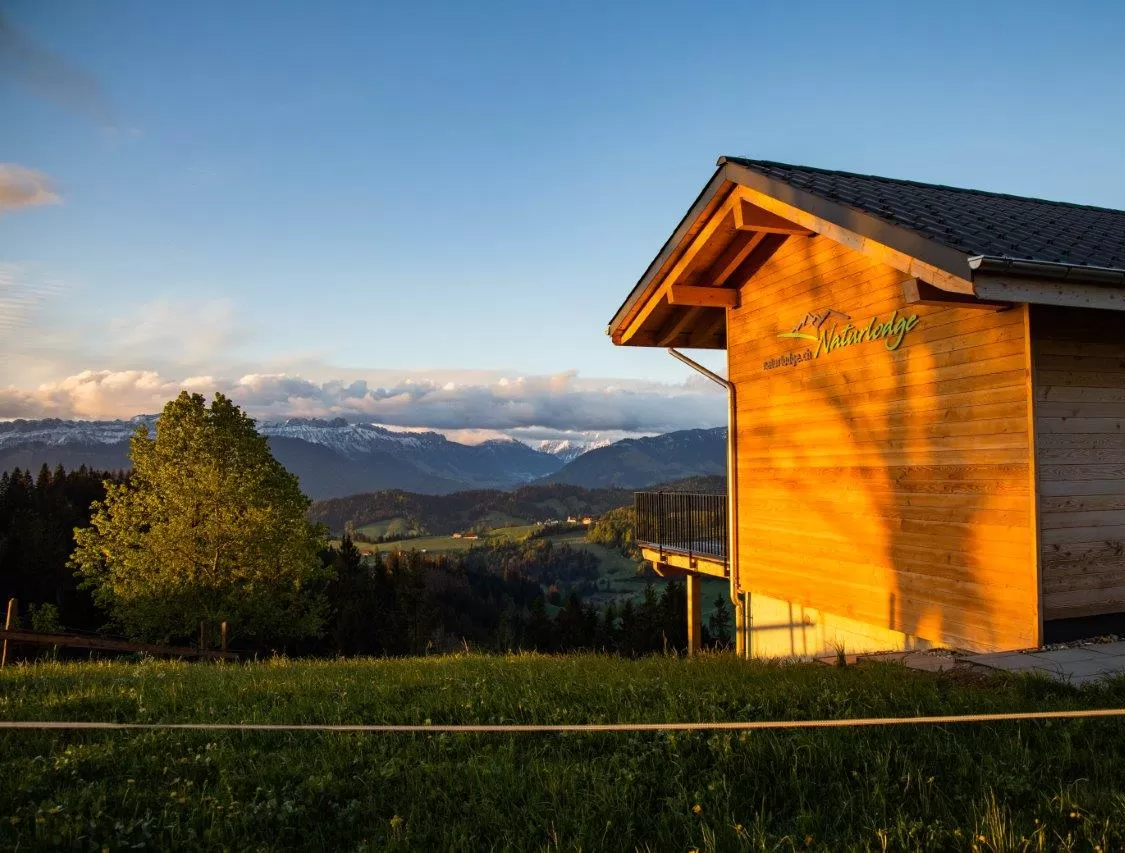 Nehmen Sie sich eine Auszeit und geniessen Sie ein Haus voller Natur. Nutzen Sie die Möglichkeiten, die Philosophie eines Truberholz-Hauses hautnah zu erleben und zu geniessen. Spüren Sie unseren Leitsatz «Gesundes Wohnen» in Verbindung mit unserem wertvollsten Rohstoff - Schweizer Holz.