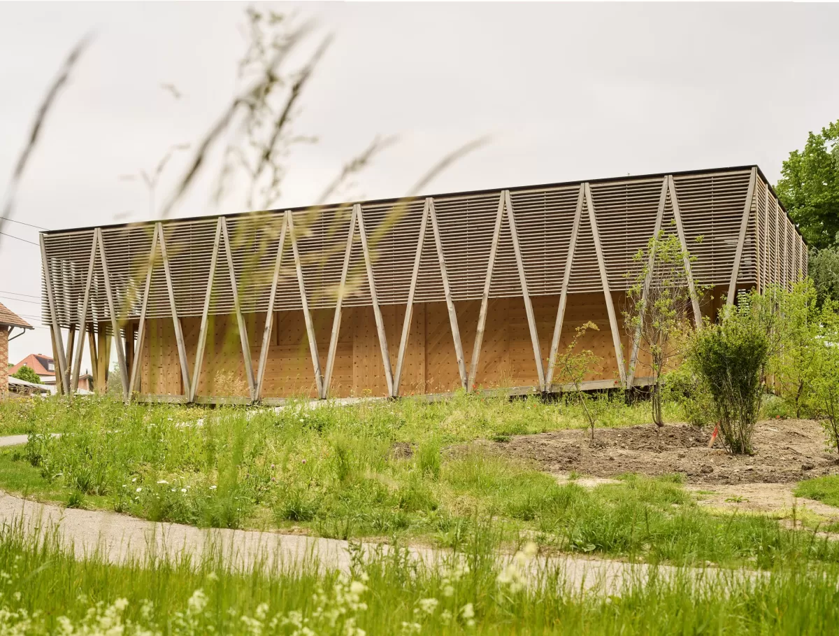 Das Eichenholz für die Laube wurde in den Wäldern des Seelands in der richtigen Mondphase geschlagen und verwertet. Die Weisstannen für die Vollholzwände stammen aus Trub (Emmental). Auf einen bewussten Umgang mit Rohstoffen wurde grosse Aufmerksamkeit gelegt. Altes Handwerk wird kombiniert mit neuster Technik. Tradition trifft auf Innovation.