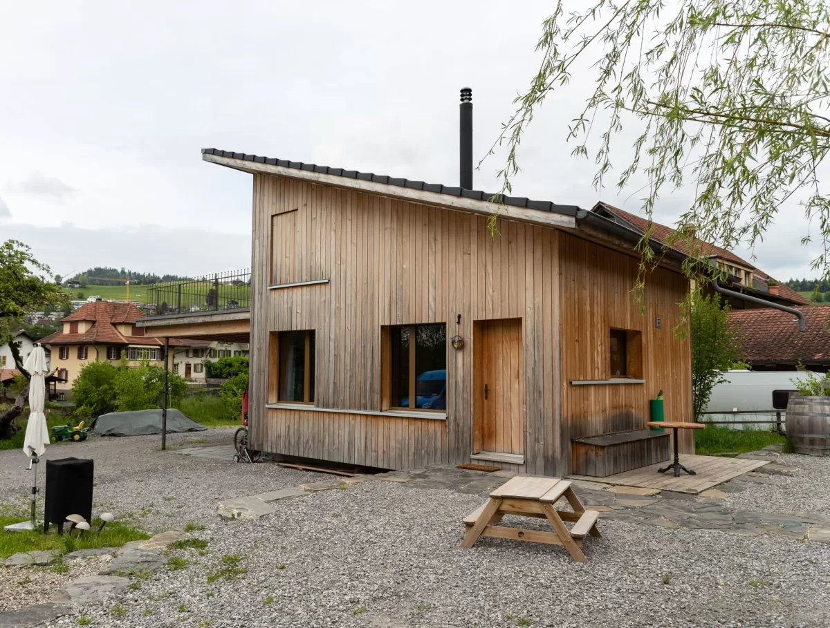 Neubau Small House aus Truberholzelemente.Das Tiny House Movement (auch Small House Movement genannt, englisch Bewegung für winzige Häuser) ist eine gesellschaftliche Bewegung mit Ursprung in den USA, die das Leben in kleinen Häusern propagiert. Die Bewegung findet auch ihren Ausdruck in der Architektur, indem zunehmend auch Klein- und Minihäuser geplant und realisiert werden, wobei keine feste Definition dafür existiert, bis zu welcher Wohnflächengröße ein Gebäude als Tiny House bezeichnet wird.