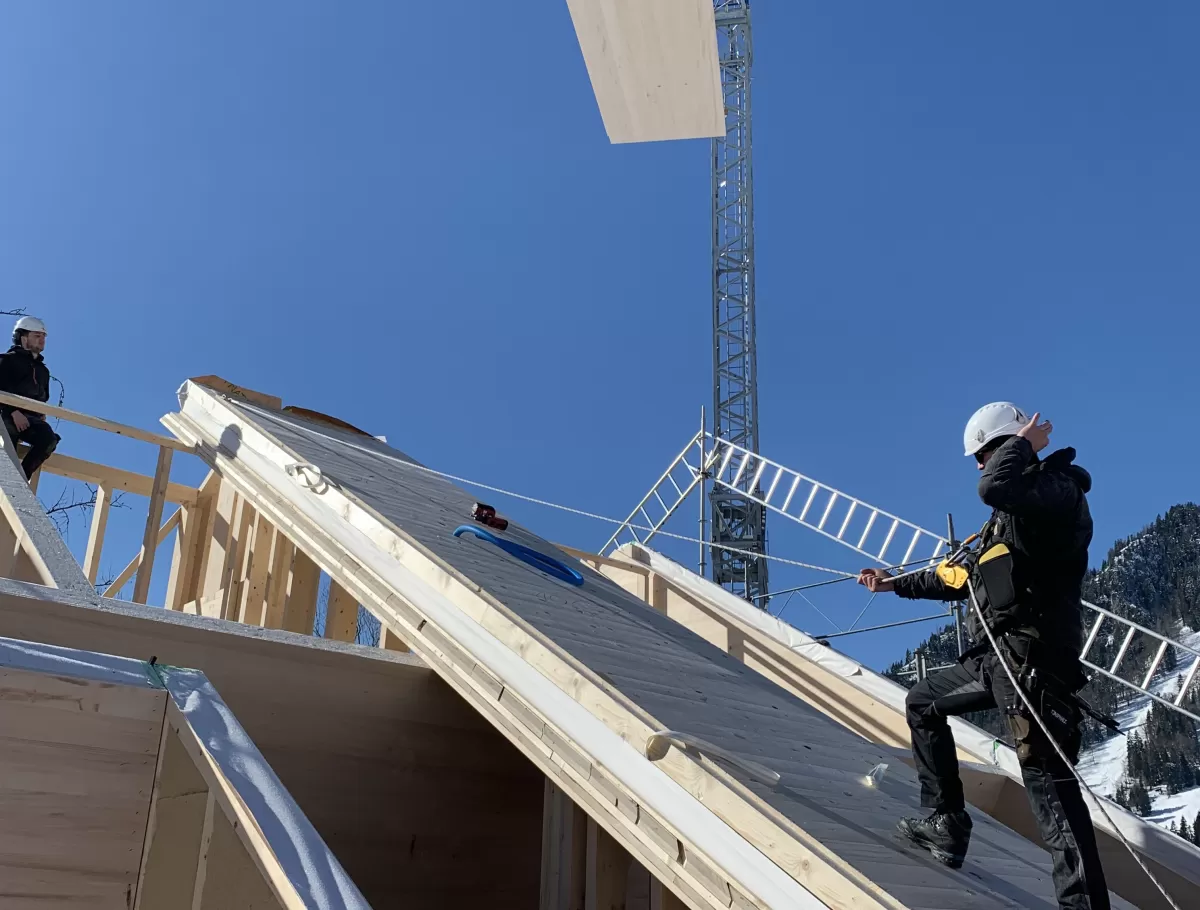 Truberholz-Ferienhaus: Ein Bauprojekt im Schnee  Mitten im Frühling, doch umgeben von Schnee – so wurde eines unserer Truberholz-Ferienhäuser dieses Jahr aufgerichtet. Unsere nachhaltigen Ferienhäuser werden aus regionalem Holz gefertigt und mit höchster Handwerkskunst erbaut. Sie bieten nicht nur eine behagliche Atmosphäre, sondern auch eine enge Verbindung zur Natur, egal zu welcher Jahreszeit.  Bei uns steht Qualität, Nachhaltigkeit und Regionalität im Mittelpunkt. Unsere Häuser sind perfekt für alle, di