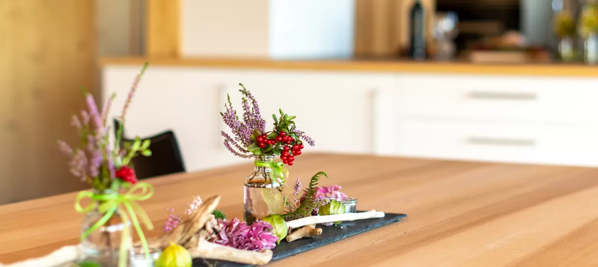 Naturlodge Die Naturlodge wurde nach dem System Truberholz aus unbehandeltem, naturreinem Nadelholz erbaut, getreu dem Motto              «100 % Holz – 100 % Natur».   Die Massivholz-Elemente bestehen aus mehreren Schichten von Fichtenbrettern und werden durch Buchenholz-Dübel miteinander verbunden.   So kann auf den Einsatz von Leim oder Metallverbindungen verzichtet werden. Diese Bauart garantiert Nachhaltigkeit und Ökologie auf höchstem Niveau, die ganz dem Kreislauf der Natur entspricht.   Überzeugen Si