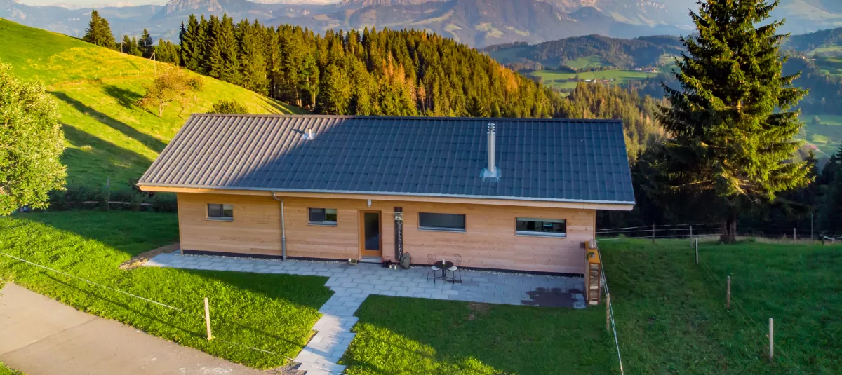 Nehmen Sie sich eine Auszeit und geniessen Sie ein Haus voller Natur. Nutzen Sie die Möglichkeiten, die Philosophie eines Truberholz-Hauses hautnah zu erleben und zu geniessen. Spüren Sie unseren Leitsatz «Gesundes Wohnen» in Verbindung mit unserem wertvollsten Rohstoff - Schweizer Holz.