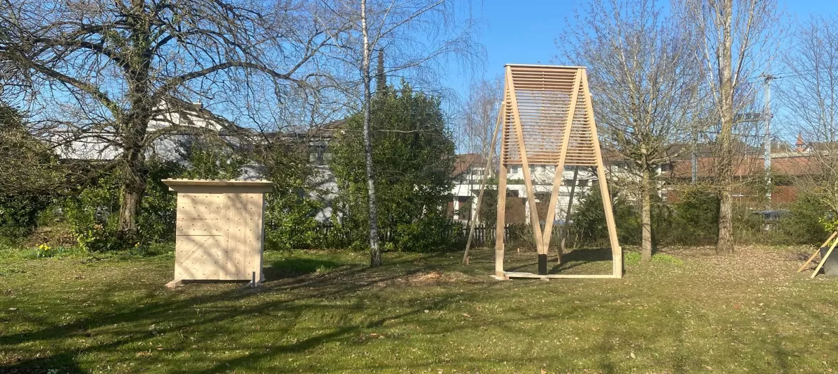 Fertigstellung Fassadenmuster   Die Aussenwand ist 50cm dick und wurde im Truberholz-System hergestellt - mit Dübel verbunden ohne Leimstoffe!