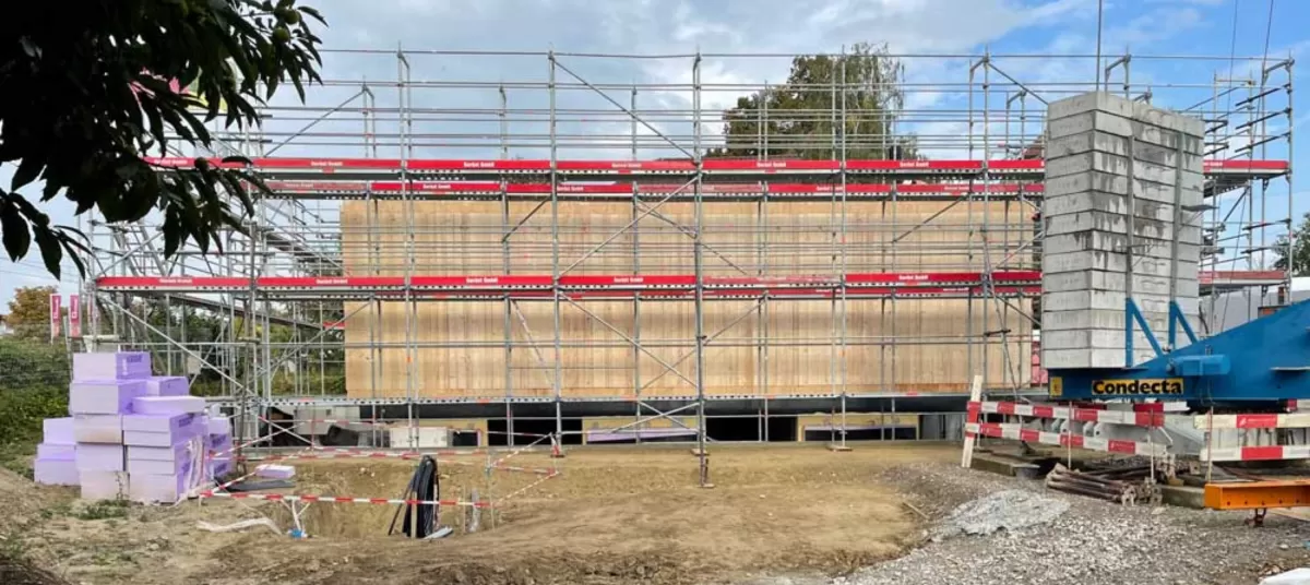 Aufrichten Holzbau   Die Aufrichtphase für das Centre Albert Anker hat begonnen.