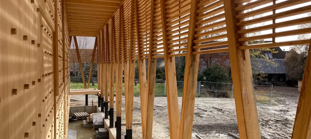 Aufrichten Holzbau   Die Aufrichtphase für das Centre Albert Anker hat begonnen.