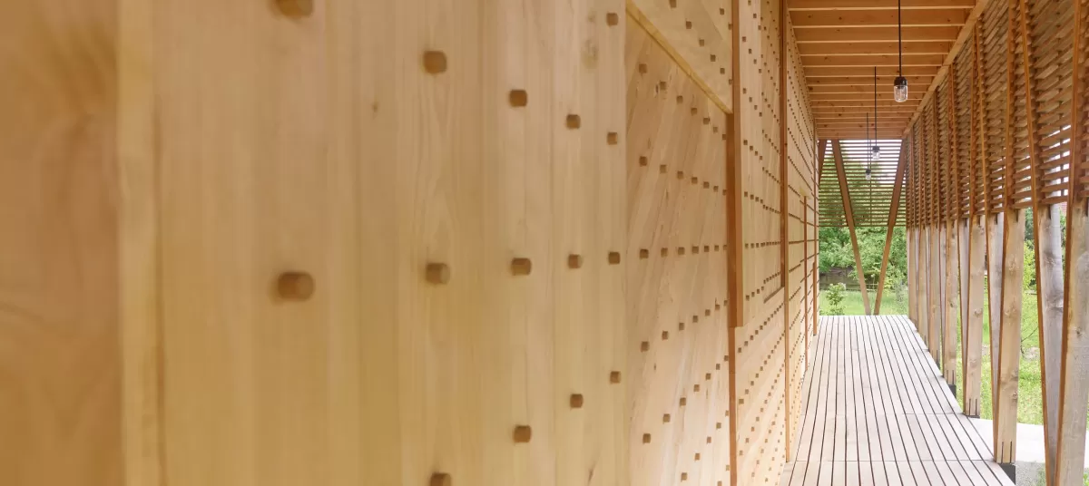  Der Kunstpavillon ist die erste Etappe des neuen Centre Albert Anker.  Am nordöstlichen Ende des idyllischen Gartens steht der Neubau zur sicheren Lagerung des Kunst- und Kulturguts von Albert Anker. Der Holzbau zitiert die traditionellen Speicher und übersetzt den Bautypus in eine zeitgenössische Architektursprache. 