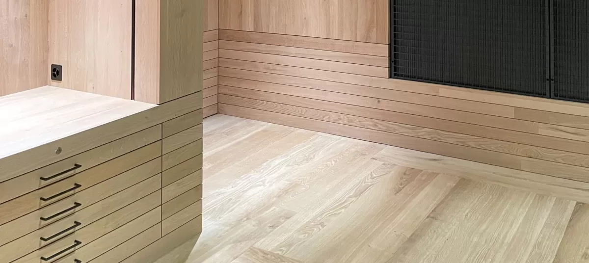  Der Kunstpavillon ist die erste Etappe des neuen Centre Albert Anker.  Am nordöstlichen Ende des idyllischen Gartens steht der Neubau zur sicheren Lagerung des Kunst- und Kulturguts von Albert Anker. Der Holzbau zitiert die traditionellen Speicher und übersetzt den Bautypus in eine zeitgenössische Architektursprache. 