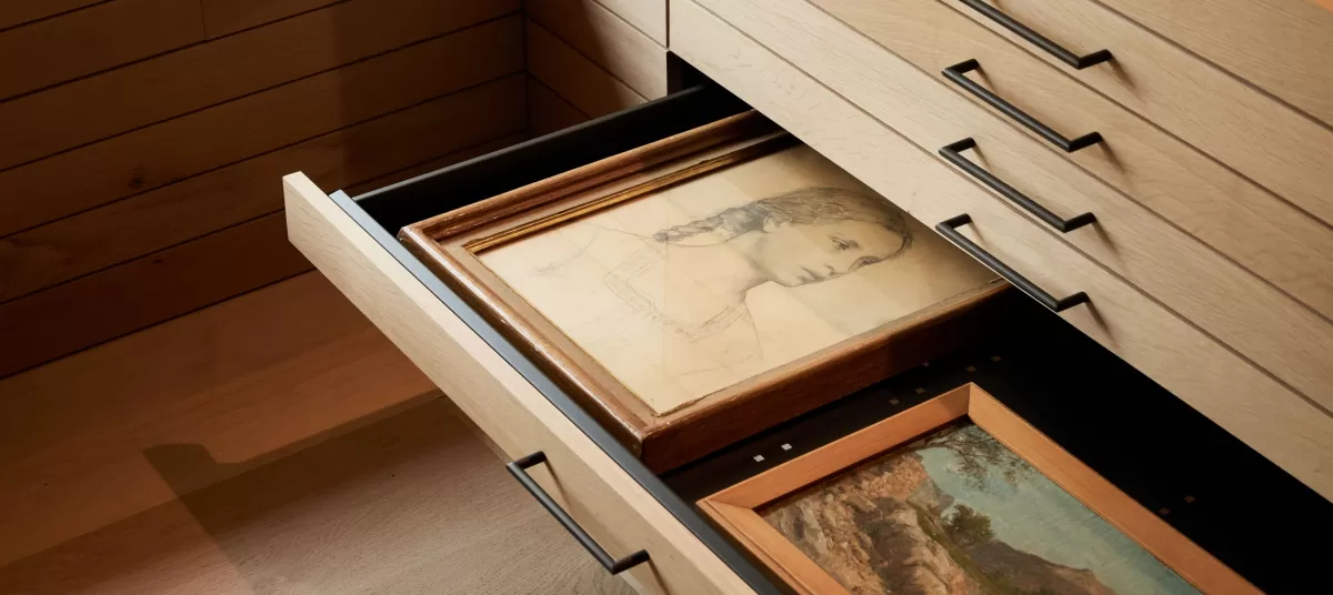  Der Kunstpavillon ist die erste Etappe des neuen Centre Albert Anker.  Am nordöstlichen Ende des idyllischen Gartens steht der Neubau zur sicheren Lagerung des Kunst- und Kulturguts von Albert Anker. Der Holzbau zitiert die traditionellen Speicher und übersetzt den Bautypus in eine zeitgenössische Architektursprache. 