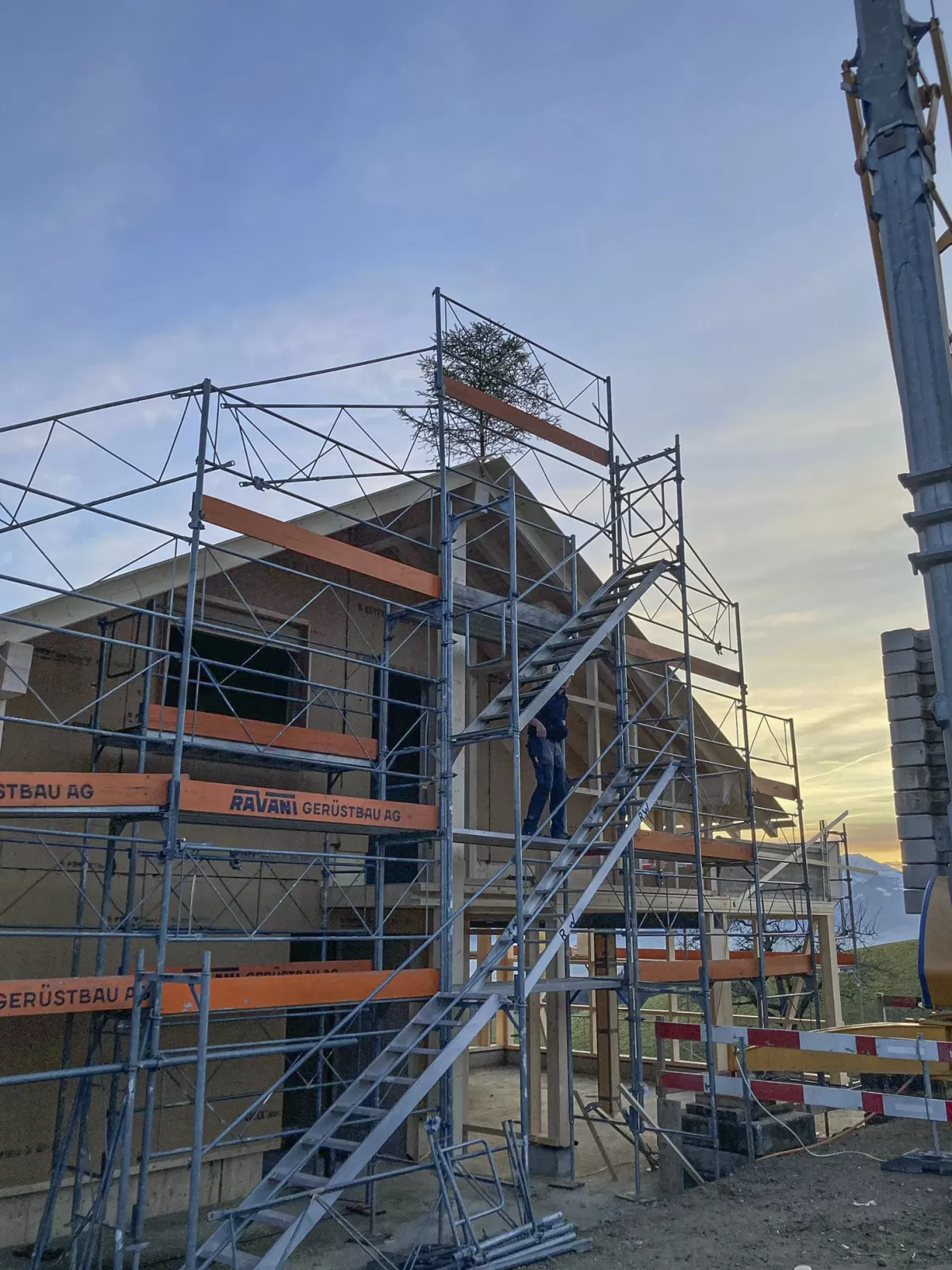 Neues Wohnhaus aus Truberholz in Fahrni bei Thun  Wir freuen uns, ein weiteres Wohnhaus aus Truberholz aufzustellen! 🌲🏡 Dieses nachhaltige Bauprojekt vereint natürliche Ästhetik mit höchster Qualität und Regionalität.  Truberholz stammt direkt aus dem Emmental und steht für langlebige, umweltfreundliche Holzbauten – perfekt für ein gesundes Wohnklima und modernes Design.  📸 Schauen Sie sich hier einige Eindrücke aus der Bauphase an!