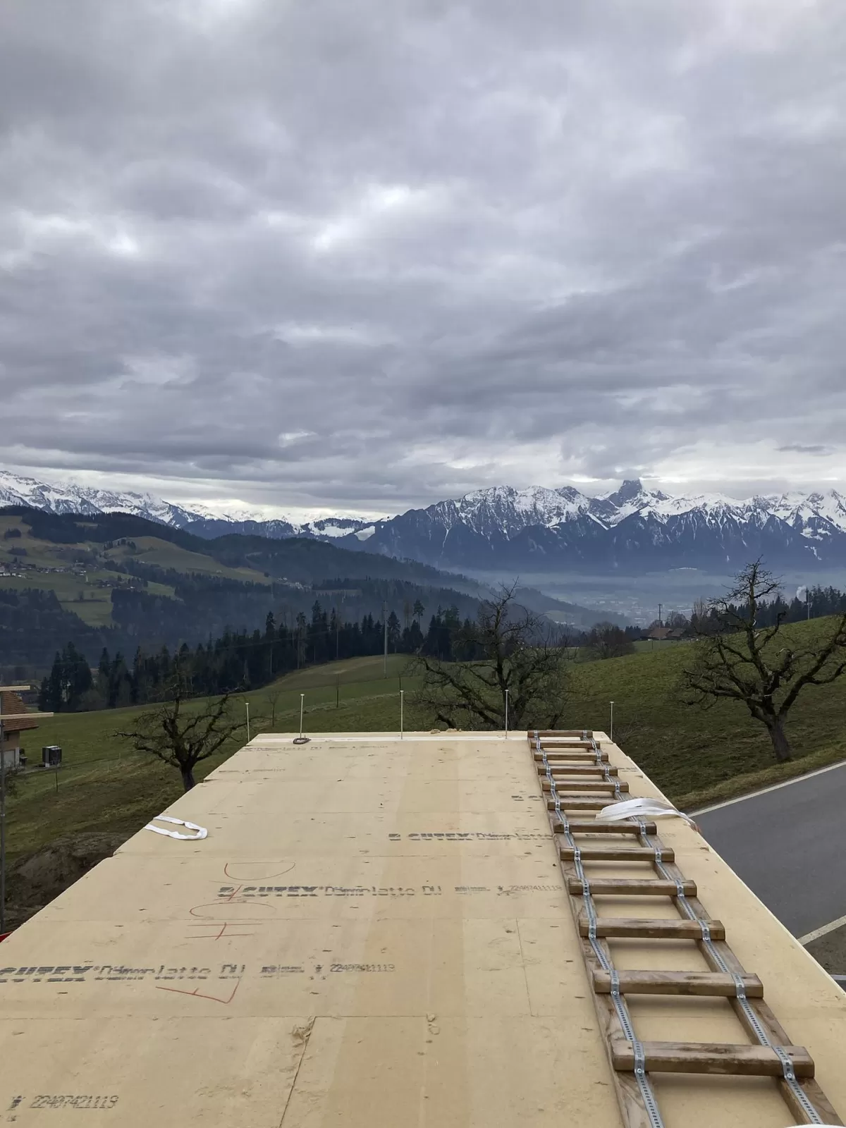 Neues Wohnhaus aus Truberholz in Fahrni bei Thun  Wir freuen uns, ein weiteres Wohnhaus aus Truberholz aufzustellen! 🌲🏡 Dieses nachhaltige Bauprojekt vereint natürliche Ästhetik mit höchster Qualität und Regionalität.  Truberholz stammt direkt aus dem Emmental und steht für langlebige, umweltfreundliche Holzbauten – perfekt für ein gesundes Wohnklima und modernes Design.  📸 Schauen Sie sich hier einige Eindrücke aus der Bauphase an!