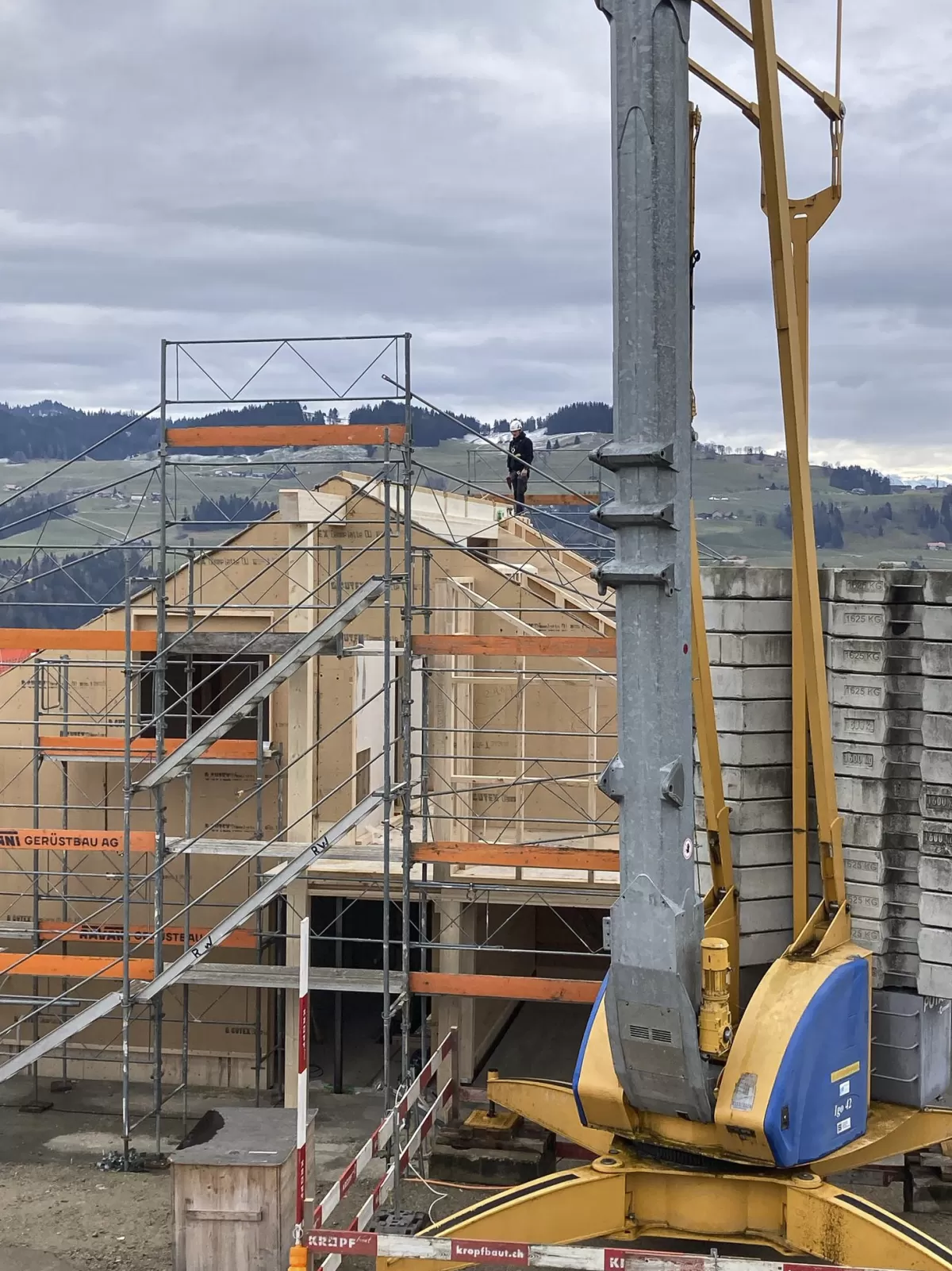Neues Wohnhaus aus Truberholz in Fahrni bei Thun  Wir freuen uns, ein weiteres Wohnhaus aus Truberholz aufzustellen! 🌲🏡 Dieses nachhaltige Bauprojekt vereint natürliche Ästhetik mit höchster Qualität und Regionalität.  Truberholz stammt direkt aus dem Emmental und steht für langlebige, umweltfreundliche Holzbauten – perfekt für ein gesundes Wohnklima und modernes Design.  📸 Schauen Sie sich hier einige Eindrücke aus der Bauphase an!