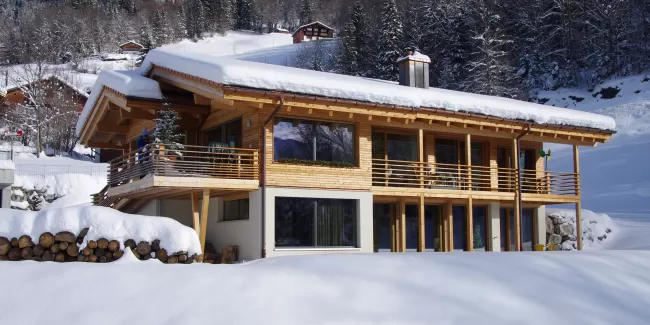 Im Hasliberg wurde im Februar das erste Truber Holz-Haus aufgerichtet. Dazu gab es einen Beitrag im Radio BeO:     Anmoderation: Ufem Hasliberg wird äs Massivholz-Haus baue. Nid einfach äs gwöhnlichs Holzhaus, wies mängs git im Berner Oberland. Äs entsteiht äs Tuber-Holzhaus, praktisch ohni Metau, Liim oder Plastik. Zum Isatz chunnt derfür Houz, u zwar serigs, ohni Frömdstoffe. Es isch z erschte vo sire Art hie im Bärner Oberland: Meh drüber weiss d Alina Burri....      Abmoderation: Mittlerwile chame das S