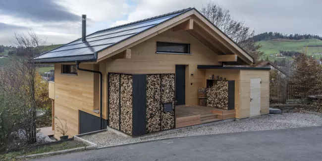 Hallo zusammen! 🌟 Wir haben unser neuestes Kleinwohnhaus aus Truberholz fertiggestellt! 🌟   Dieses Haus ist nicht nur wunderschön, sondern auch nachhaltig und gesund. Hergestellt aus regionalem Holz ohne chemische Zusätze, bietet es ein natürliches Wohlfühlambiente.   Unsere Stärken: 🏡 **Nachhaltiger Holzbau:** Ohne chemische Holzschutzmittel und Leime. 🌱 **Gesundes Wohnklima:** Natürliches Wohlfühlambiente ohne Kompromisse. 🛠 **Komplettservice:** Von der Beratung über die Planung bis zur Realisierung 