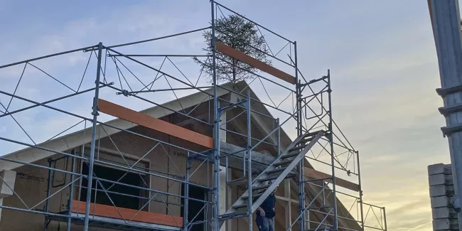Neues Wohnhaus aus Truberholz in Fahrni bei Thun  Wir freuen uns, ein weiteres Wohnhaus aus Truberholz aufzustellen! 🌲🏡 Dieses nachhaltige Bauprojekt vereint natürliche Ästhetik mit höchster Qualität und Regionalität.  Truberholz stammt direkt aus dem Emmental und steht für langlebige, umweltfreundliche Holzbauten – perfekt für ein gesundes Wohnklima und modernes Design.  📸 Schauen Sie sich hier einige Eindrücke aus der Bauphase an!  ➡️ Mehr zu Truberholz und unseren Projekten: www.truberholz.ch  #Truber