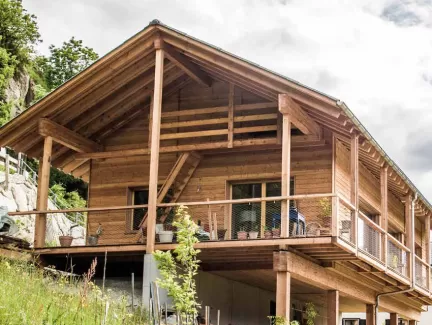 in Birgisch mit einer Netto-Wohnfläche von 96 m2 ist eines der ersten solaren Direktgewinnhäuser im «Sonnenkanton Wallis»: ein optimal dämmendes Vollholzwandsystem aus regionalem, in abnehmendem Mond geschlagenem Fichtenholz, genügend Speichermasse, spezielles Fensterglas und eine optimale Beschattung machen eine Heizung überflüssig (lediglich ein kleiner Stückholzofen überbrückt lange winterliche Schlechtwetterphasen). Praktisch ausschliesslich werden ökologische Materialien verwendet. Walliser und Berner 
