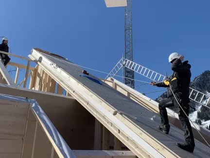 Truberholz-Ferienhaus: Ein Bauprojekt im Schnee  Mitten im Frühling, doch umgeben von Schnee – so wurde eines unserer Truberholz-Ferienhäuser dieses Jahr aufgerichtet. Unsere nachhaltigen Ferienhäuser werden aus regionalem Holz gefertigt und mit höchster Handwerkskunst erbaut. Sie bieten nicht nur eine behagliche Atmosphäre, sondern auch eine enge Verbindung zur Natur, egal zu welcher Jahreszeit.  Bei uns steht Qualität, Nachhaltigkeit und Regionalität im Mittelpunkt. Unsere Häuser sind perfekt für alle, di