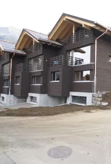 Reiheneinfamilienhaus konsequent in Holz, gesundes Innenraumklima durch Abschirmung von Elektrosmog. Materialien wie z.B. Radiatoren aus Gebrauchtwarenhandel