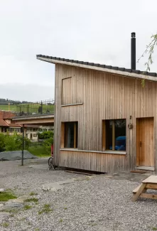 Neubau Small House aus Truberholzelemente.Das Tiny House Movement (auch Small House Movement genannt, englisch Bewegung für winzige Häuser) ist eine gesellschaftliche Bewegung mit Ursprung in den USA, die das Leben in kleinen Häusern propagiert. Die Bewegung findet auch ihren Ausdruck in der Architektur, indem zunehmend auch Klein- und Minihäuser geplant und realisiert werden, wobei keine feste Definition dafür existiert, bis zu welcher Wohnflächengröße ein Gebäude als Tiny House bezeichnet wird.