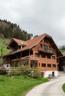 Umbau Bauernhaus in Escholzmatt. Der Umbau wurde mit Truberholzwänden realisiert. Hier ist sehr schön ersichtlich wie das Truberholz mit Sichtbeton und Altholzwand vereint wurde. Der Wintergarten mit den massiven Balken ist eine wunderschöne Ecke, die zum Wohlfühlambiente beiträgt.