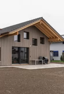 Einfamilienhaus in Bätterkinden aus Truberholz. Schalung vorgergraut stehend. In der Küche hat es eine wunderschöne Sitzecke mit Fenster. Die Fliesen im Badezimmer haben ein sehr schönes Blumenmuster in den Grün - Brauntönen. Aussen hat es genügend Umschwung für Rasen, Garten, Grillplatz. Das Holz stammt aus der Region Trub und alles ist sehr Nachhaltig. Die Planung, eigentlich die ganze Baudienstleistung erfoglt über die Truberholz AG und die Zimmerei Hirschi AG. Das Haus ist sehr stylisch eingerichtet.