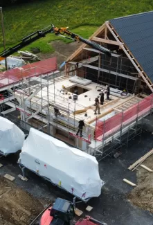 Wir sind stolz darauf, die Elemente für diesen beeindruckenden Ersatzneubau hergestellt und das Aufrichten durchgeführt zu haben. Bei Truberholz AG stehen Qualität, Nachhaltigkeit und Innovation an erster Stelle. Unsere Expertise im Bereich Holzbau ermöglicht es uns, moderne und energieeffiziente Wohnlösungen zu schaffen.