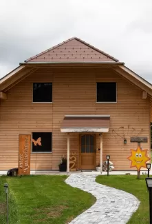 🌿 Nachhaltiges Bauen mit Schweizer Holz – ein Wohnhaus aus Truberholz 🏡  Nachhaltigkeit und regionale Wertschöpfung sind zentrale Themen im modernen Holzbau. Dieses Wohnhaus aus Truberholz zeigt, wie innovatives Bauen mit heimischem Holz nicht nur ökologische Vorteile bietet, sondern auch ästhetisch und technisch überzeugt. 🌲✨  Durch die Kombination von hochwertigem Schweizer Holz, präziser Verarbeitung und durchdachter Architektur entsteht ein Wohnraum mit natürlichem Wohlfühlklima. Ein inspirierendes B