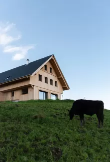 Ersatzneubau Wohnhaus | Truber Holz  Mit Leidenschaft fürs Handwerk und die Natur ist dieses Wohnhaus auf der Basis von Truber Holz entstanden – regional, nachhaltig und zeitlos schön.  Die moderne Architektur fügt sich harmonisch in die sanfte Hügellandschaft ein. Innen wie außen spürt man die Wärme und Beständigkeit des einheimischen Holzes.  Mehr über unsere Projekte und die Kraft des Truber Holzes erfährst du auf:  www.truberholz.ch