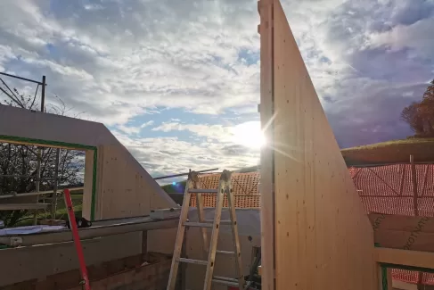 Einfamilienhaus Aufrichten in Münchenwiler bei schönstem Sonnenschein. Die Treppe wurde mit dem Baukran in das Haus gebracht. Die Elemente passen perfekt ineinander. Sehr gute Arbeit von unseren Mitarbeitern. 