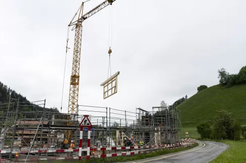 Wir freuen uns, euch ein weiteres spannendes Projekt von Truberholz vorzustellen! In unserem charmanten Trub entsteht ein einzigartiges 6-Familienhaus, welches komplett aus unserem nachhaltigen und umweltfreundlichen Truberholz-System gebaut wird. 💚 Warum Truberholz? Truberholz steht für ökologische Verantwortung, lokale Materialien und nachhaltige Bauweise. Jedes unserer Projekte wird mit größter Sorgfalt und Liebe zur Umwelt umgesetzt, und unser neues Mehrfamilienhaus ist da keine Ausnahme.