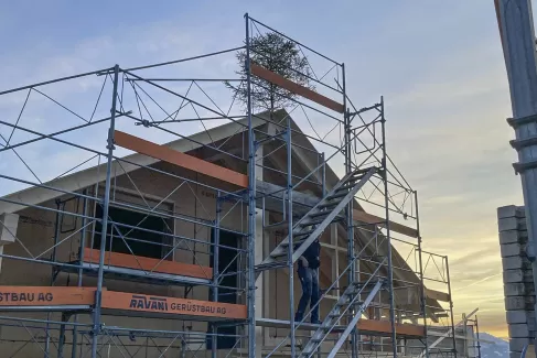 Neues Wohnhaus aus Truberholz in Fahrni bei Thun  Wir freuen uns, ein weiteres Wohnhaus aus Truberholz aufzustellen! 🌲🏡 Dieses nachhaltige Bauprojekt vereint natürliche Ästhetik mit höchster Qualität und Regionalität.  Truberholz stammt direkt aus dem Emmental und steht für langlebige, umweltfreundliche Holzbauten – perfekt für ein gesundes Wohnklima und modernes Design.  📸 Schauen Sie sich hier einige Eindrücke aus der Bauphase an!  ➡️ Mehr zu Truberholz und unseren Projekten: www.truberholz.ch  #Truber