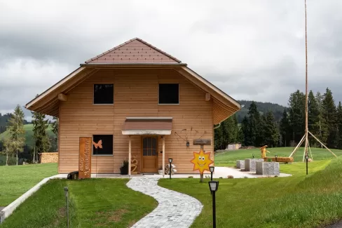 🌿 Nachhaltiges Bauen mit Schweizer Holz – ein Wohnhaus aus Truberholz 🏡  Nachhaltigkeit und regionale Wertschöpfung sind zentrale Themen im modernen Holzbau. Dieses Wohnhaus aus Truberholz zeigt, wie innovatives Bauen mit heimischem Holz nicht nur ökologische Vorteile bietet, sondern auch ästhetisch und technisch überzeugt. 🌲✨  Durch die Kombination von hochwertigem Schweizer Holz, präziser Verarbeitung und durchdachter Architektur entsteht ein Wohnraum mit natürlichem Wohlfühlklima. Ein inspirierendes B