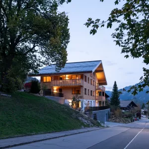 Viele Menschen sind zu der Einsicht gelangt, dass sie nicht mehr alles besitzen müssen. Der Unterhalt einer Ferienwohnung ist zeitintensiv und teuer. Das Mehrfamilienhaus an der Höhenstrasse 2 in Zweisimmen bietet mit touristisch bewirtschaftetem Wohnen eine Alternative.