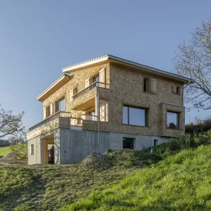 Einfamilienhaus in Affoltern aus Truberholz. Truberholzwände sichtbar, alles wunderschön hell. Durch das Schweizrholz ist die Wohnung sehr behaglich und erziehlt so ein wunderbares Wohnklima. Da fühlt man sich von Anfang an zu Hause. Aussen wit einer wunderschönen Terrasse. Grosse Glasfront mit Sitzplatz. Das Haus wird mit einem kleinen Ofen beheizt. Dies ist vollkommen ausreichend, da das Holz die Wärme speichert. Aussen ist die Schalung mit Holzschindeln.