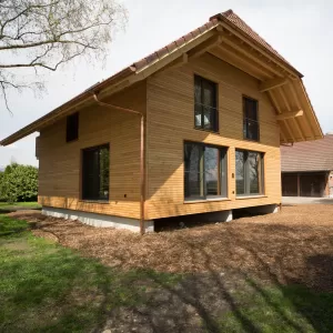 Wohnhaus Truberholzhaus Schalung aussen liegend Truberholzwände sichtbar, im Bad alles Holz inkl, Boden, in der Küche alles Holz inkl, Küchenboden Regionalität Truberholz Schweizer Holz Zimmermann Seeland