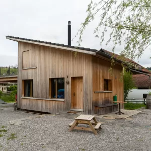 Neubau Small House aus Truberholzelemente.Das Tiny House Movement (auch Small House Movement genannt, englisch Bewegung für winzige Häuser) ist eine gesellschaftliche Bewegung mit Ursprung in den USA, die das Leben in kleinen Häusern propagiert. Die Bewegung findet auch ihren Ausdruck in der Architektur, indem zunehmend auch Klein- und Minihäuser geplant und realisiert werden, wobei keine feste Definition dafür existiert, bis zu welcher Wohnflächengröße ein Gebäude als Tiny House bezeichnet wird.