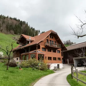 Umbau Bauernhaus in Escholzmatt. Der Umbau wurde mit Truberholzwänden realisiert. Hier ist sehr schön ersichtlich wie das Truberholz mit Sichtbeton und Altholzwand vereint wurde. Der Wintergarten mit den massiven Balken ist eine wunderschöne Ecke, die zum Wohlfühlambiente beiträgt.