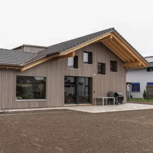 Einfamilienhaus in Bätterkinden aus Truberholz. Schalung vorgergraut stehend. In der Küche hat es eine wunderschöne Sitzecke mit Fenster. Die Fliesen im Badezimmer haben ein sehr schönes Blumenmuster in den Grün - Brauntönen. Aussen hat es genügend Umschwung für Rasen, Garten, Grillplatz. Das Holz stammt aus der Region Trub und alles ist sehr Nachhaltig. Die Planung, eigentlich die ganze Baudienstleistung erfoglt über die Truberholz AG und die Zimmerei Hirschi AG. Das Haus ist sehr stylisch eingerichtet.