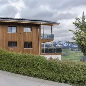 Wir freuen uns darauf, Ihnen hochwertige Holzprodukte und erstklassigen Service zu bieten. Kontaktieren Sie uns gerne, wenn Sie Fragen haben oder eine individuelle Beratung wünschen. Truberholz – Ihr Partner für hochwertiges Holz in der Schweiz."