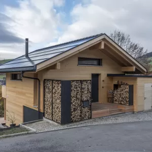 Hallo zusammen! 🌟 Wir haben unser neuestes Kleinwohnhaus aus Truberholz fertiggestellt! 🌟   Dieses Haus ist nicht nur wunderschön, sondern auch nachhaltig und gesund. Hergestellt aus regionalem Holz ohne chemische Zusätze, bietet es ein natürliches Wohlfühlambiente.   Unsere Stärken: 🏡 **Nachhaltiger Holzbau:** Ohne chemische Holzschutzmittel und Leime. 🌱 **Gesundes Wohnklima:** Natürliches Wohlfühlambiente ohne Kompromisse. 🛠 **Komplettservice:** Von der Beratung über die Planung bis zur Realisierung 