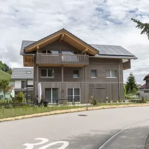 Nachhaltigkeit und Wohngesundheit sind für uns keine leeren Worte. Unser neuestes Mehrfamilienhaus zeigt, wie sich umweltfreundliches Bauen und modernster Wohnkomfort vereinen lassen. Truberholz, ein regionales und nachhaltiges Baumaterial, bietet zahlreiche Vorteile:  Umweltfreundlich: Truberholz ist regional und nachhaltig. Wohngesund: Holz schafft ein gesundes Raumklima. Effizient: Holz ist ein natürlicher Dämmstoff und hilft, Energie zu sparen. Individuell: Jedes Haus ist ein Unikat.