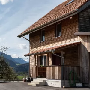 Bei Truberholz AG sind wir stolz darauf, ein weiteres einzigartiges Wohnprojekt erfolgreich abgeschlossen zu haben! ✨  Dieses Neubauprojekt beeindruckt durch seine massiven, natürlichen Holzstämme, die dem Haus nicht nur Stabilität und Struktur verleihen, sondern auch einen warmen, einladenden Charakter schaffen. 🪵  Die imposanten Stämme, die das Herzstück des Designs bilden, bringen die Natur direkt ins Haus und sorgen für eine unverwechselbare Atmosphäre. Durch die sorgfältige Verarbeitung von lokalem Ho